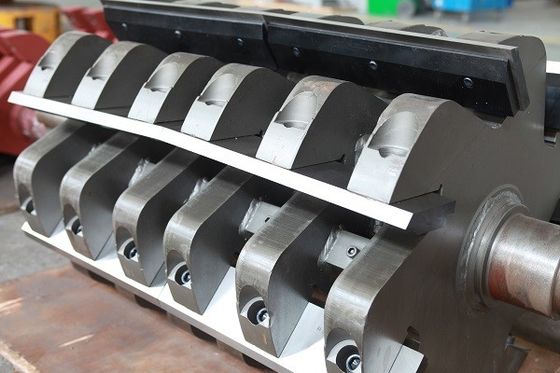 Düşük Gürültülü 1200kg / H Pet Şişe Hurda Atık Plastik Kırma Makinesi